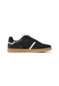 Sneaker in pelle nera con strisce bianche, suola in gomma, punta rotonda e dettagli testurizzati sulla tomaia e sul tallone.