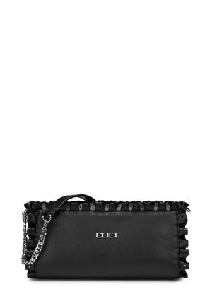 Borsa a pochette nera in pelle con bordi arricciati, tracolla in catena argentata e logo metallico. Texture liscia con forma rettangolare.