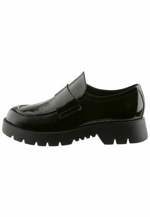 Zwarte glanzende leren loafer met dikke profielzool en brede riem over de bovenkant, gezien van opzij op een witte achtergrond.