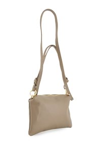 Beige læder skuldertaske med en struktureret overflade, tynde dobbelte stropper og en gylden lynlåsdetalje. Kompakt rektangulær form, minimalistisk design.