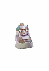 Sneaker épais avec une palette de couleurs beige, blanc et turquoise. Présente un dessus texturé, une languette rembourrée et une semelle épaisse blanche.