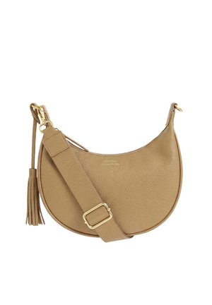 Sac à bandoulière en cuir couleur beige en forme de croissant, avec une large bandoulière ajustable, une boucle dorée, un détail pompon et un petit logo de la marque à l'avant.