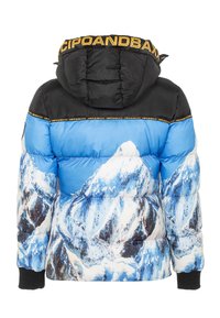 Blau-schwarze Pufferjacke mit Bergmuster. Besitzt eine Kapuze, gerippte Bündchen und Logodetails am Kragen.