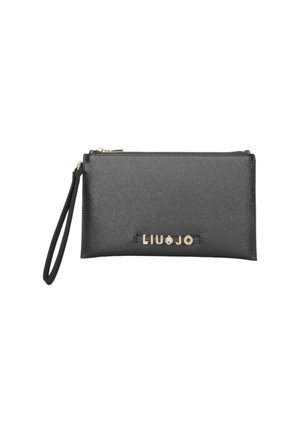Pochette in ecopelle nera con superficie liscia, chiusura con zip, tasca per il polso e marchio "Liu Jo" in metallo dorato con un gioiello accentato.