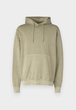 Khaki hoodie met een trekkoord in de capuchon, een buidelzak en geribde manchetten. Gemaakt van zachte stof met een gladde textuur.