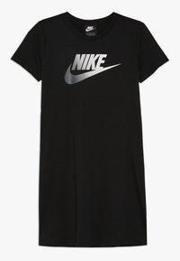 Černé bavlněné tričko s krátkými rukávy, na přední straně velké stříbrné logo Nike, kulatý výstřih a rovný spodní lem.