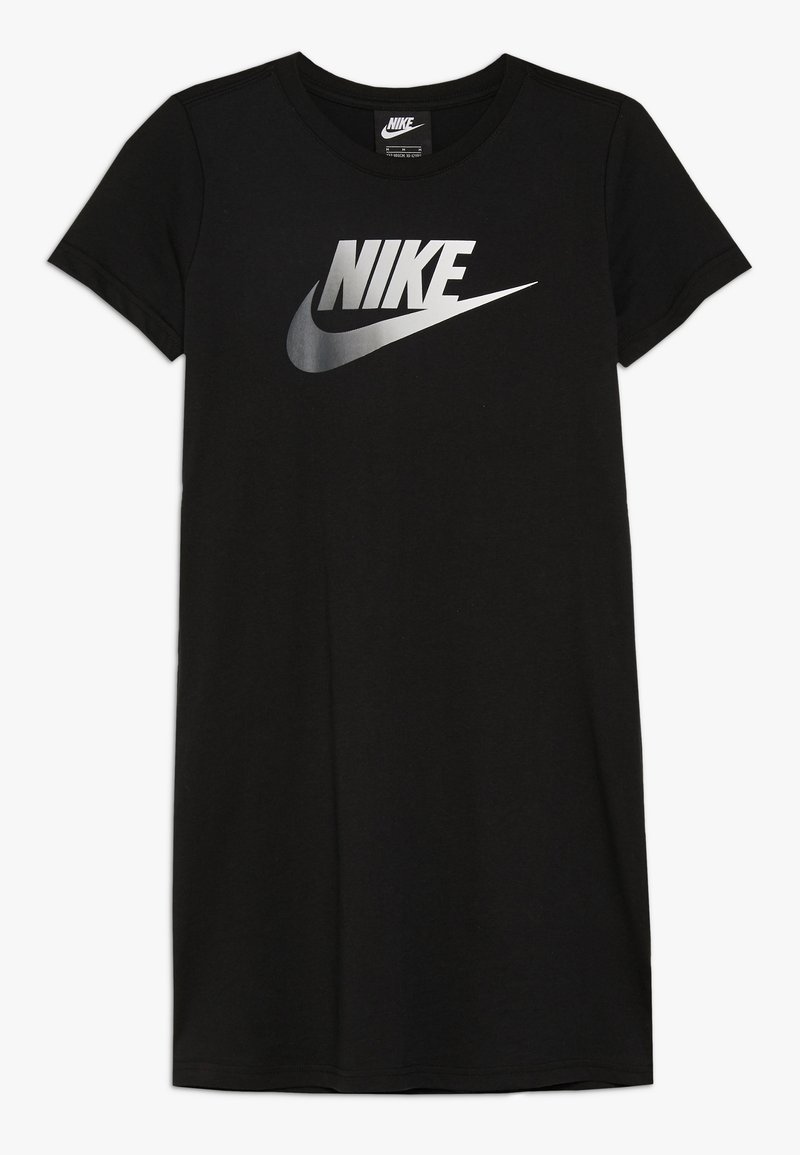 Černé bavlněné tričko s krátkými rukávy, na přední straně velké stříbrné logo Nike, kulatý výstřih a rovný spodní lem.