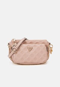 Jasnoróżowa torebka crossbody z wytłaczanym wzorem kwiatowym, złotymi akcentami, podwójnymi zamkami błyskawicznymi oraz odczepianym paskiem na ramię.