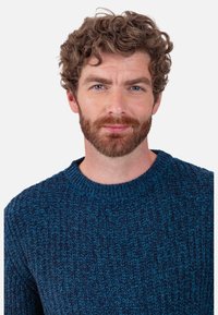 Strickpullover in Dunkelblau mit hellblauen Akzenten, rundem Ausschnitt und strukturiertem Muster. Weicher Stoff mit lockerem Schnitt.