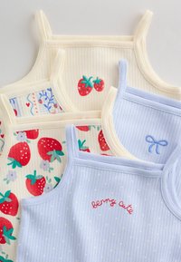 Pięć bawełnianych tank topów z prążkowanej dzianiny nałożonych warstwowo, z nadrukami truskawek, haftowanymi truskawkami, kokardką i napisem „berry cute” w pastelowych kolorach.