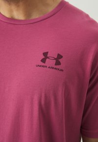 Under Armour LEFT CHEST LOGO - Potiskana majica - fuchsia dusk/dark maroon