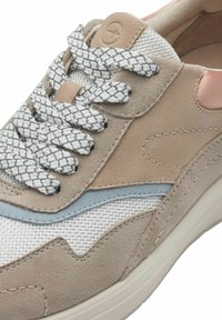 Beige und hellblaue Sneaker aus strukturiertem Wildleder und Netzmaterial. Mit gewebten weißen Schnürsenkeln und einem dezenten Logo-Detail an der Zunge.