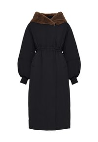 Sort polstret jakke med en brun faux fur hætte, elastisk talje, lange ærmer og sidelommer. Har en knaplukning ved halsen.