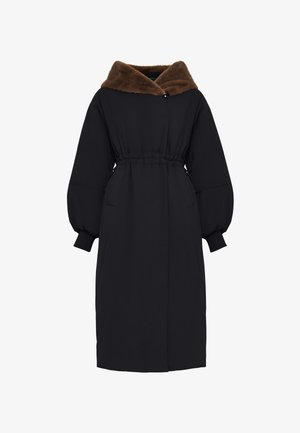 Fekete párnázott kabát barna műszőrme kapucnival, gumis derékkal, hosszú ujjakkal és oldalzsebekkel. Gombos záródás jellemzi a nyaknál.