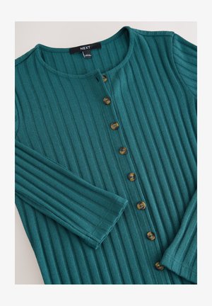 Modrý žebrovaný kardigan z měkké látky, s kulatým výstřihem, dlouhými rukávy a zapínáním na knoflíky hnědé barvy.