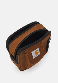 Carhartt WIP ESSENTIALS BAG SMALL UNISEX - Soma ar siksnu pāri ķermenim - deep brown