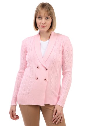 Růžový pletený cardigan s dvojitou přední částí, vzorem kabelkového pletení, žebrovanými manžetami a šálovým límcem. Hladká textura s jemným leskem.
