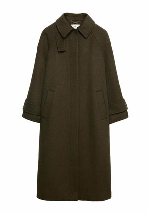 Abrigo de lana de color verde oscuro con cuello, mangas raglán y bolsillos laterales. Presenta un cierre de un solo botón y una silueta recta.