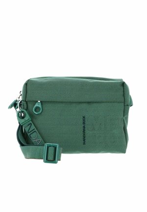 Sac rectangulaire vert en tissu texturé avec fermeture éclair, sangle réglable et détail du logo. Présente un motif pointillé discret.