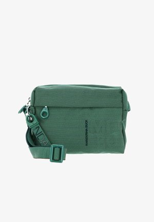Sac rectangulaire vert en tissu texturé avec fermeture éclair, sangle réglable et détail du logo. Présente un motif pointillé discret.