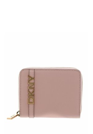 Portefeuille compact rose blush avec logo DKNY doré et fermeture éclair, surface en cuir texturé.