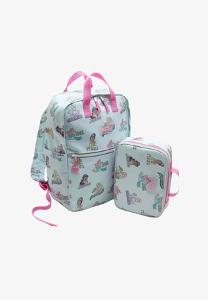 Lyseblå rygsæk og madkasse med pink håndtag, dekoreret med tegneserieprinsesser og deres navne som Ariel, Jasmine og Askepot.