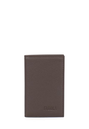 Portefeuille bifold en cuir marron avec surface texturée et logo FAGOLA embossé dans le coin inférieur droit.