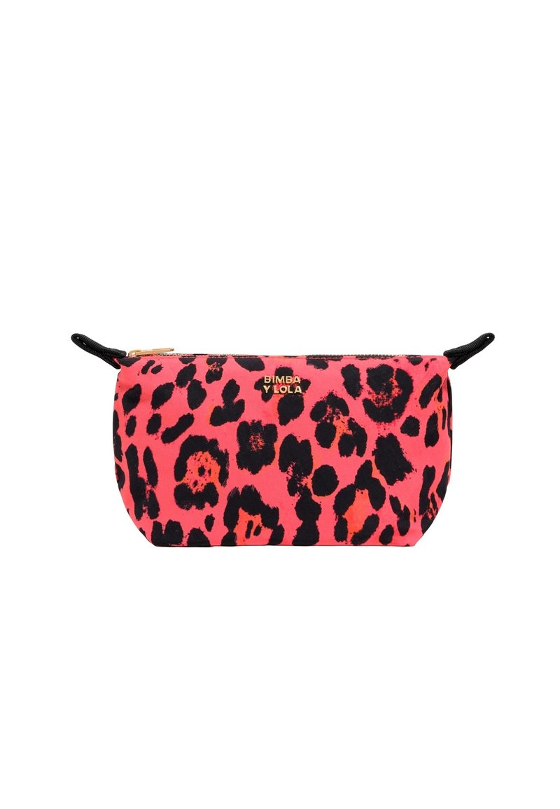 Neceser con estampado de leopardo rosa y negro, con bucles laterales negros y el logo dorado "Bimba Y Lola" en el centro frontal.