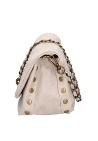 Borsa in suede beige con pattina pieghevole, borchie in tono oro e tracolla a catena. Presenta una superficie testurizzata e un dettaglio di chiusura rotondo.