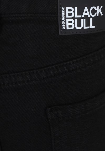 Jeans in denim nero con finitura testurizzata, dotati di un distintivo cartellino logo 'DSQUARED2 BLACK BULL' sulla vita.