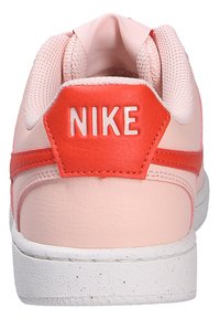 Sneaker Nike con tomaia in pelle rosa, contraddistinta da dettagli rossi e una suola bianca maculata. Presenta colletto imbottito e linguetta sul tallone.