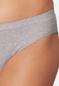 Graue gerippte Bikinihose aus weichem Stoff, mit einem glatten Hosenbund und einem niedrig sitzenden Design. Keine sichtbaren Hardwareelemente oder zusätzlichen Muster.