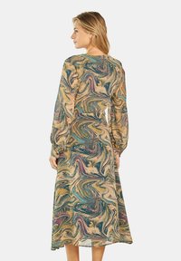 Sukienka midi z długim rękawem, zdobiona wirującym marmurowym wzorem w odcieniach kremu, niebieskiego i różowego. Wykonana z lekkiego, zwiewnego materiału.