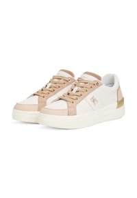 Baltos ir smėlio spalvos odinės sneaker'iai su masyviu padu, apvaliu priekiu ir raištelių užsegimu; turi auksinių akcentų ir logotipo detalę šone.