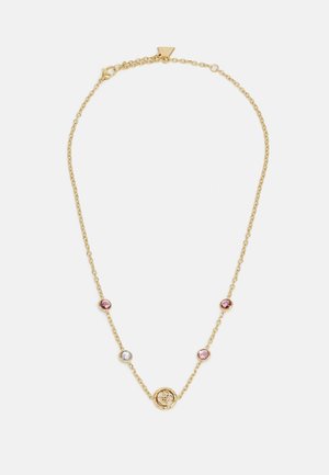 Guldhalsband med två rosa och en ljusblå ädelsten i accenter, med en rund pendant i mitten.