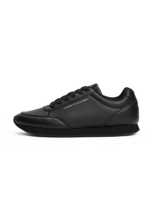 Sort Tommy Hilfiger lædersneaker med snørelukning og lav profil sål, mærkenavn og logo på siden.