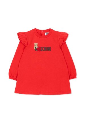 Vestido rojo de manga larga para niños pequeños con volantes en los hombros y un gráfico de oso junto a texto negro.
