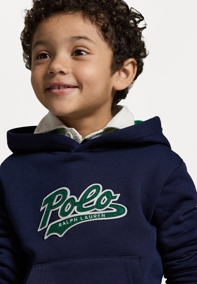 Námornícky modrá mikina s kapucňou vyrobená z jemného materiálu, s výrazným zeleno-bielym logom "Polo Ralph Lauren" na prednej strane a predným vreckom.