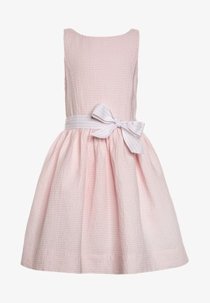 Robe sans manches rose clair avec des rayures horizontales texturées et une large ceinture rayée nouée en nœud à la taille.