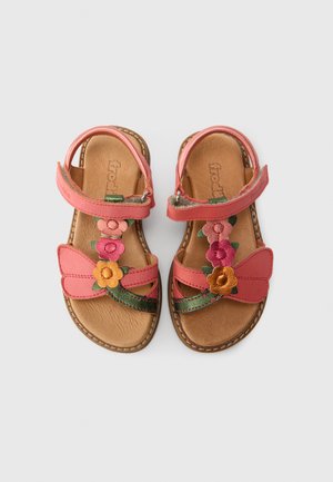 Sandales en cuir rose avec ornements floraux, accents verts, sangles ajustables à velcro et semelle intérieure texturée marron.