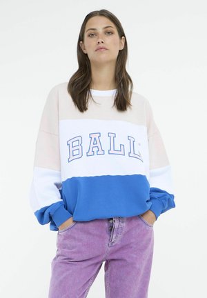 Sweatshirt color block présentant des nuances de rose, blanc et bleu avec "BALL" imprimé en bleu. Tissu doux, coupe décontractée et poignets côtelés.