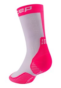 Kompressionssocke in Weiß und leuchtendem Pink. Verfügt über eine gerippte Textur, konturierte Passform und verstärkte Ferse. Logo sichtbar am Bündchen.