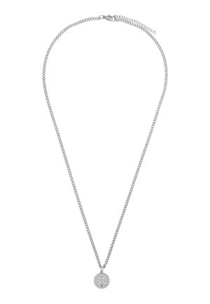 Collier en chaîne argentée avec pendentif boussole ronde indiquant les directions nord, sud, est et ouest sur fond blanc.