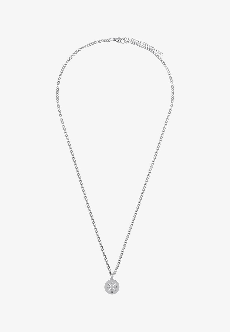 Collier en chaîne argentée avec pendentif boussole ronde indiquant les directions nord, sud, est et ouest sur fond blanc.