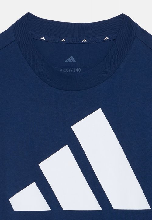 adidas JUNIOR BLOCK TEE UNISEX - Sports T-shirt - dark blue/white — foto 3