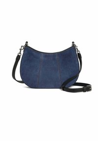 Sac à épaule en Suède bleu marine avec une forme courbée, des coutures contrastantes et une bandoulière noire amovible. Texture lisse, aucun matériel visible.