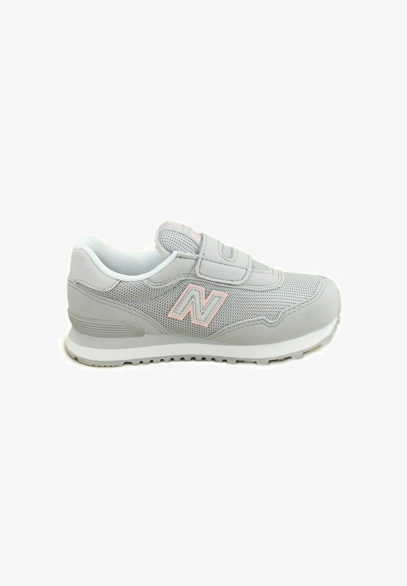 Scarpa da ginnastica grigia con tomaia in mesh e sintetico, cinturino in Velcro, dettagli rosa, suola ammortizzata e motivo del battistrada testurizzato.