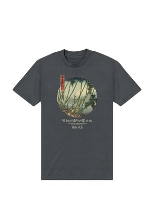 Czarny bawełniany t-shirt z okrągłą grafiką przedstawiającą scenę z bambusem i górami, z tekstem w kolorach czerwonym i kremowym.