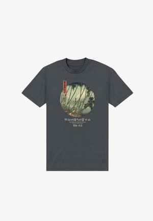 Mørkegrå bomulds t-shirt med et rundt grafik, der viser en bambus- og bjergscene, samt tekst i rød og cremefarve.