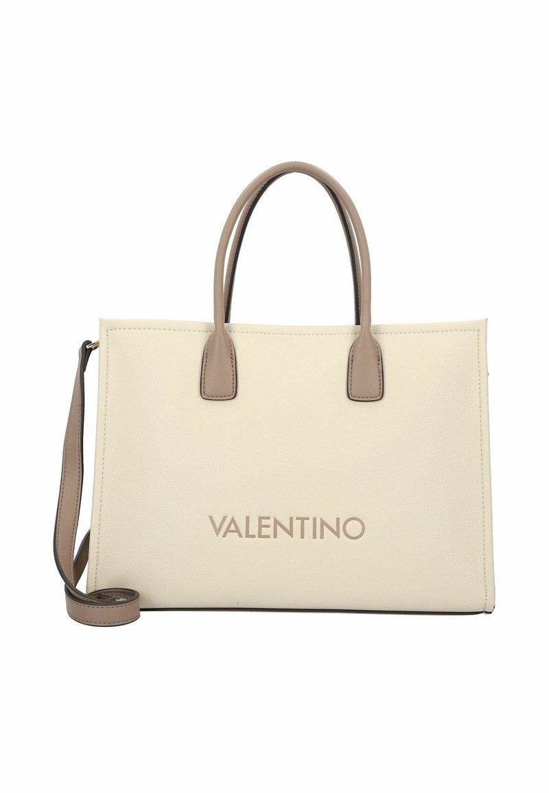 Bolso tote de cuero color crema con asas marrón claro y una correa desmontable. Presenta el logo "VALENTINO" en relieve en el frente. Diseño minimalista.
